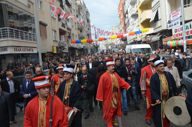 MHP LİDERi DEVLET BAHÇELİ AKHİSARLILAR İLE BULUŞTU